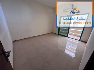 شقة غرفتين وصالة، طابق أرضي، ثاني صف من كورنيش عجمان، بلكونة، حمامان، تكييف سبليت، موقع مميز.