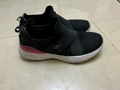 One trolley bag with Skechers size 39