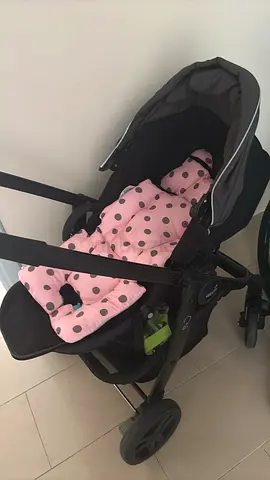 Graco Black stroller with pink polka-dot infant liner — good condition
