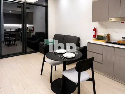 Luxury 1 BR | Furnished | Prime Location | Vacant