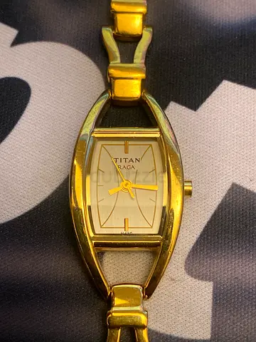 Titan Raga 2304YAB