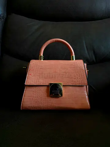 Small textured pink top-handle handbag with gold clasp
