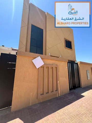 فرصة مميزة لامتلاك فيلا جديدة بالكامل أول ساكن في منطقة حوشي – الشارقة، بموقع مميز وتصميم عملي يجمع بين الفخامة والراحة