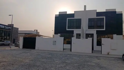 An excellent opportunity to rent a spacious family villa in Hoshi, Sharjah, featuring a modern layo