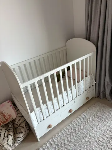 IKEA crib + Mattress & Sheets