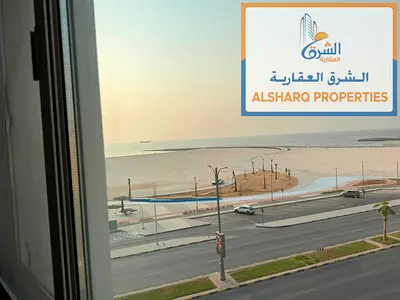 Un appartement d'une chambre situé en première ligne de la corniche d'Ajman, offrant une vue imprenable sur la mer et une grande superficie, avec un s