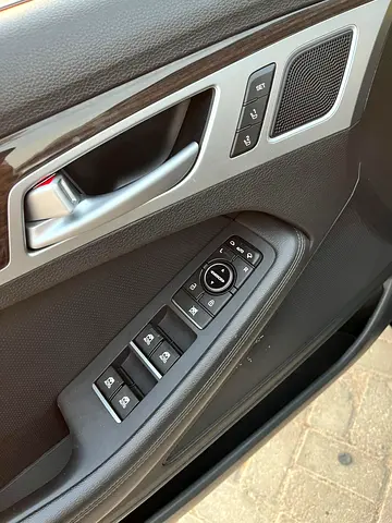 2017 Genesis G80 thumbnail 12