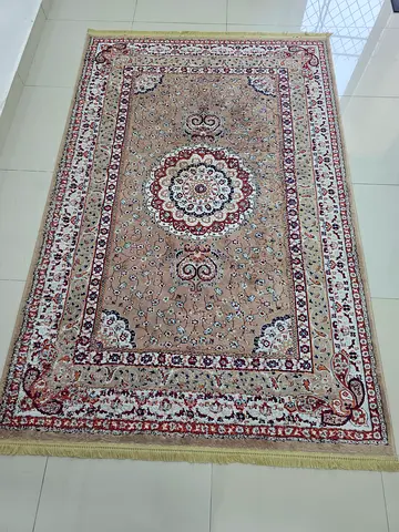 Elegant Floral Pattern Rug with Fringed Edges