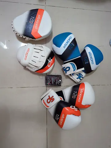 Starpro T20 Boxing Set – 2x Pairs Gloves, Focus Curved Mitts & Hand Wrap