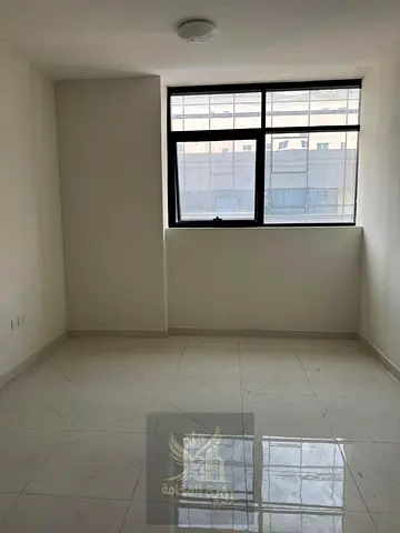 غرفة ماستر وصالة للإيجار السنوي في الممزر / التعاون، أول ساكن، شقة رقم 1001، مع حمّامين. الإيجار 40,000 درهم سنوياً شامل الموقف، والدفع 4 أو 6 دفعات.
