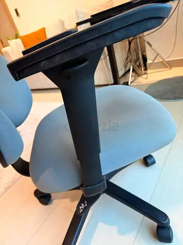Ergonomic Swivel Office Chair with Adjustable Height