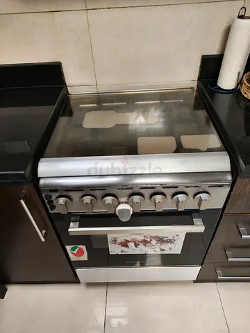 Used freestanding gas oven with 4 burners - good working condition