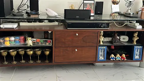 GLASS TOP TV SHELF WITH DRAWERS IN EXCELLENT CONDITION