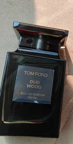 Tom ford oud wood men perfume 90% remain 650 dhs