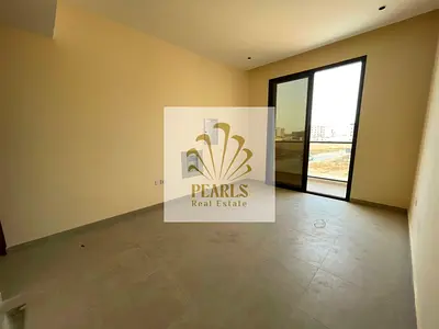 اشيك وافخم شقة اول ساكن مع شهر مجاني _تتكون من غرفة نوم ماستر _صالة واسعة _مطبخ مجهز _2 حمام _تكييف مركزي _صيانة علي المالك _علي شارع محمد بن زايد الس
