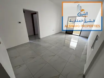 غرفه ماستر وبلكونه وخزانات في الحائط تقسيمات ممتازه وشقه مضيئه ببلكونه إطلاله ممتازه