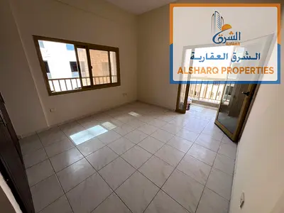 شقة غرفتين وصالة واسعة في النعيمية 3 مع بلكونة، 2 حمام، خزائن حائط، موقع مميز بالقرب من سفير مول، وسهولة الوصول للشارقة ودبي.