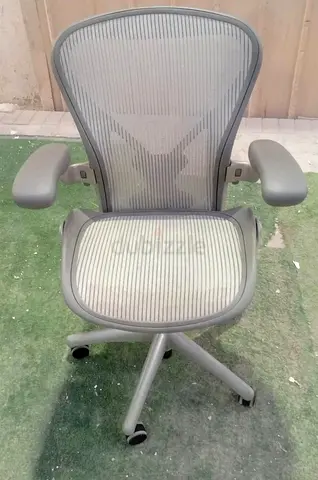 For selling Herman Miller Areon chair size B and C full loaded available