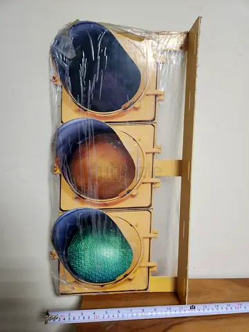 Vintage Metal Traffic Light 3D Wall Decor – Brand New / Sealed (65 cm)