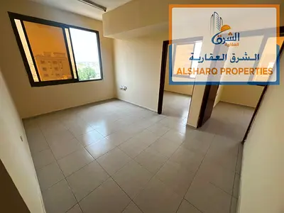 Un appartement spacieux de deux chambres avec un salon et des finitions haut de gamme, dans un emplacement privilégié à proximité du centre commercial