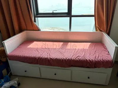 White wooden daybed with 3 storage drawers - good condition