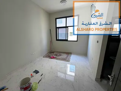استديو للإيجار السنوي في الجرف 3، موقع مميز بجوار السوق الصيني، مطبخ شبه منفصل وحمام.