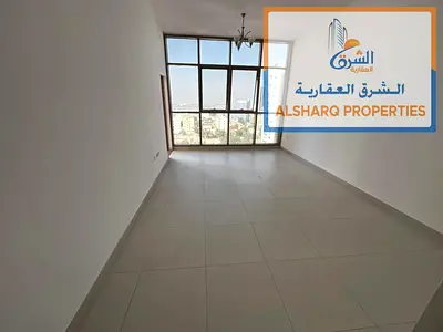 Un appartement de deux chambres avec une grande superficie et une excellente disposition, comprenant une chambre principale, 3 salles de bains et des