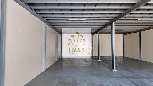 مستودع تجاري للإيجار في الجرف الصناعية 1 عجمان - على شارع رئيسي وميزانين وكهرباء 20KW و4 مواقف بـ 130 ألف (4 دفعات)