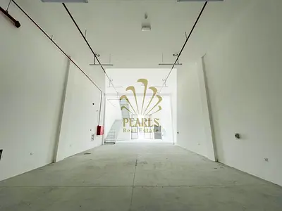 للإيجار السنوي مستودعات في الجرف 3 مساحة 3000 قدم طابق أرضي وميزانين كهرباء 62 KVA متاح مستودع 2 و3 السعر 175 ألف والدفعات 3 وقابلة للتفاوض