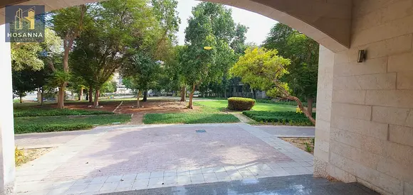 Huge Living | Low Floor | near to bus stop