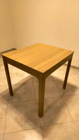Extendable dining table