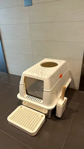 Covered cat litter box with scoop and removable tray (used)