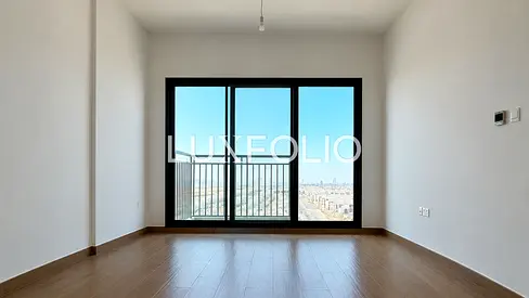 Vacant | Modern | Large