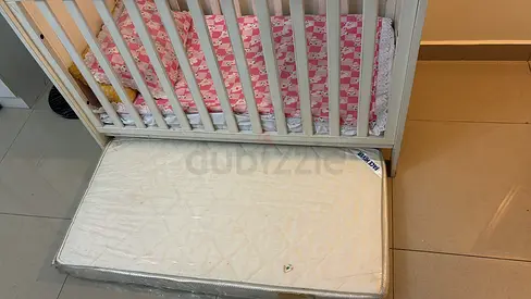 White baby crib with mattress - good condition