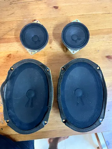 Set of 4 used car speakers (2x oval + 2x round) - fully working