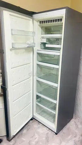 Midea Upright Freezer – Excellent Condition
