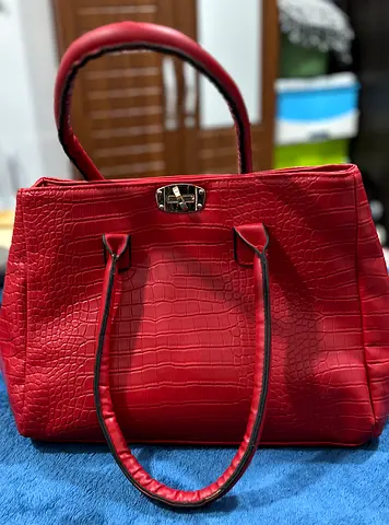 Red faux-croc tote bag with top clasp - EXCELLENT condition