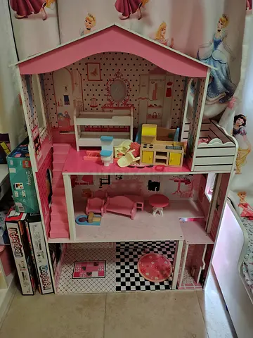 Doll house for kids in excellent condition with accessories