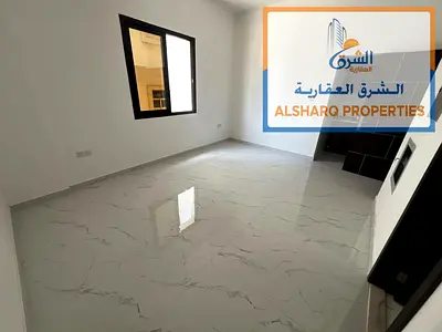 استوديو أول ساكن على كورنيش عجمان، مطبخ منفصل، تكييف مركزي، مساحة واسعة، موقع مميز، وسهولة الوصول إلى الشارقة ودبي.