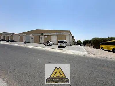 أرض صناعية ومجمع استثماري للبيع بـ الجرف 3، عجمان – دخل صافي 7 مليون درهم (42 شبرة + 250 غرفة)
