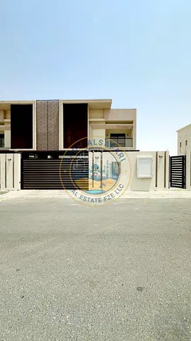 فيلا فاخرة بثلاث غرف نوم مع غرفة للخادمة وموقف سيارات خاص
