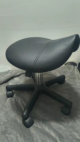 Ergonomic chair for salon with wheels