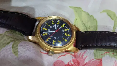 Classic men's analog wristwatch with leather strap, working condition