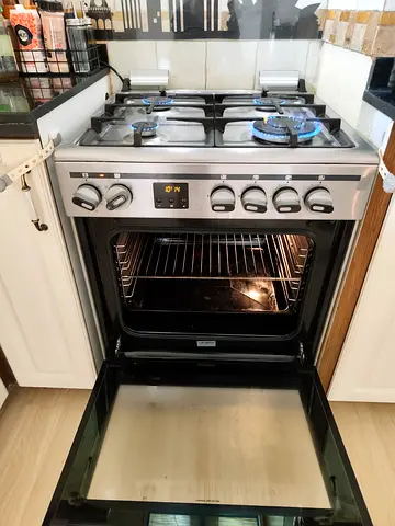 freestanding electric oven and and gas stove. Greatd working condition, rotating heat. 800 aed