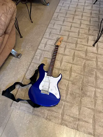 Yamaha gigamaker Blue Electric Guitar with Strap - brand new Working Condition only one week use