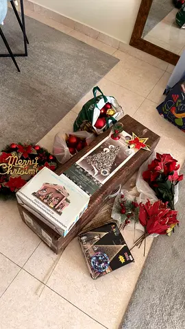 Christmas Decorations Collection - Wreaths, Ornaments & Tree Topper