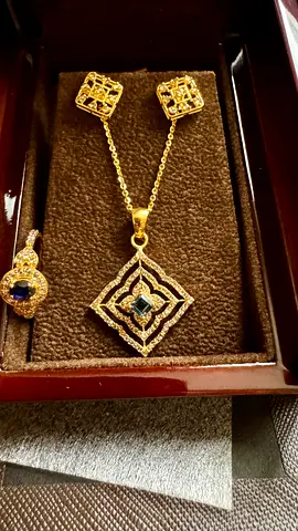 Diamond pendant necklace with matching ear stud (22k gold)