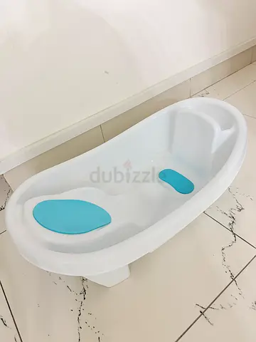 Baby bathtub with non-slip pads - good condition