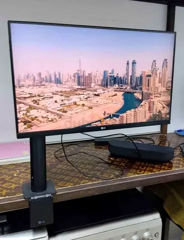 LG 32UN880-B is a 31.5-inch 4K UHD (3840 x 2160) IPS monitor designed for professionals. It features