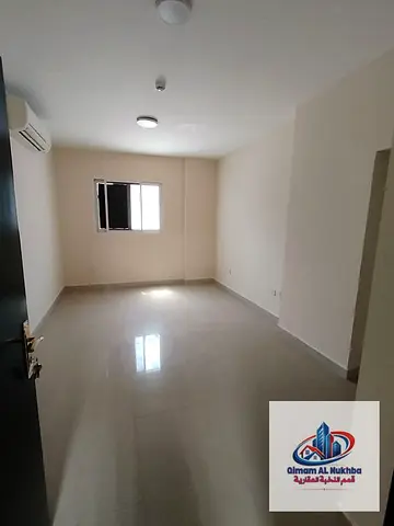 A spacious living room with a luxurious finish, an excellent and well-organized kitchen, a clean bathroom, and split air conditioning with gas. Locate